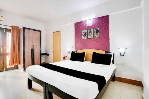 Giường trong phòng chung tại Townhouse Oak Margao Madgaon Railway Station
