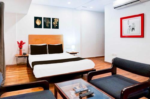 a hotel room with a bed and a couch at Townhouse Oak Nagpur Railway Junction Empress Mall in Nagpur