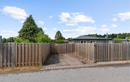 a wooden fence in front of a house at Amazing Home In Winsen, Aller With Wifi in Winsen Aller