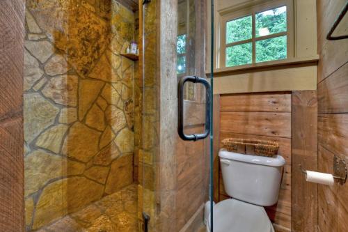 Un baño de Your Happy Place - Rustic lodge vibes meet luxurious modern amenities