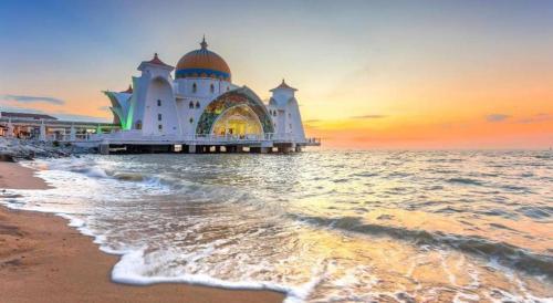 a mosque on the beach next to the ocean at Hatten Place Melaka in Melaka