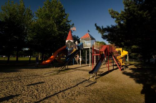 Aire de jeux pour enfants de l'établissement Brennan Beach Lakeview Loft Park Model 6