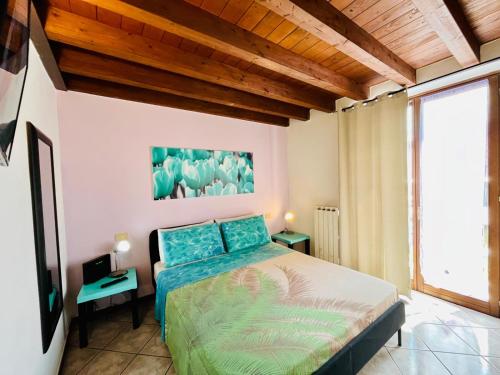 Postel nebo postele na pokoji v ubytování Desenzano Central Apartment with balcony