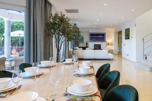 un comedor con una mesa con vasos y sillas en Villa Verde, en Pollensa