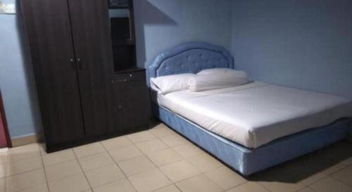 a bed with a blue frame in a bedroom at OYO 90376 Centre Point Hotel in Limbang