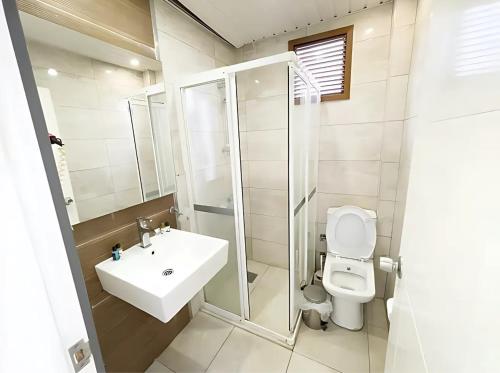 Un baño con inodoro, lavabo y ducha. en Livane Sun Otel, en Alanya