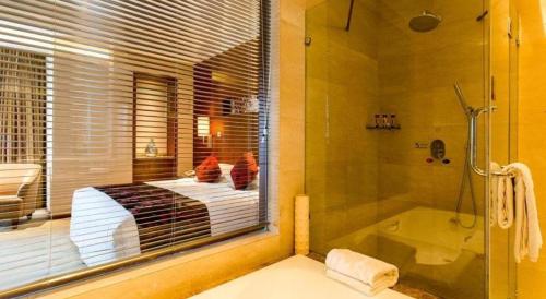 Koupelna v ubytování China Palace Hotel