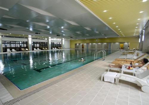 a large swimming pool in a large building at Chongqing Sunshine Continental Grand Hotel in Chongqing