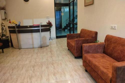 a lobby with two couches and a table in a room at RROOMS Hotel Riddhi Inn in Lucknow