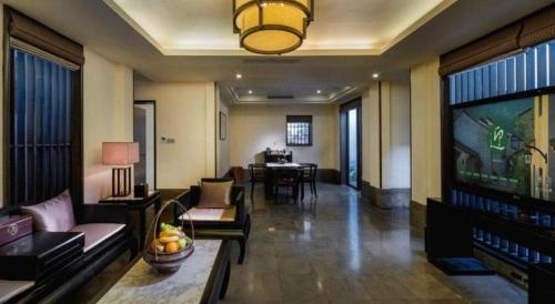 a living room with couches and a dining room at Hotel Dayu Kaiyuan in Shaoxing