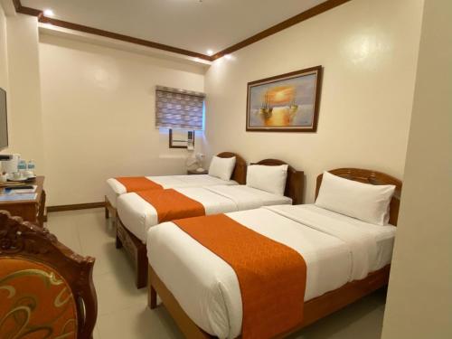 Postel nebo postele na pokoji v ubytování Ferrymar Hotel Iloilo