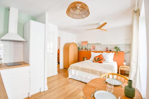 une chambre avec un lit et une table dans l'établissement Le Glandèves - Appart standing proche Vieux-Port, à Marseille