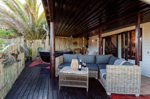 Ruang duduk di Glenview - Hot tub with sea views