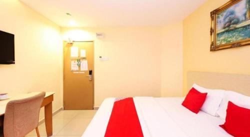 Giường trong phòng chung tại Super OYO 635 Seven Days Hotel