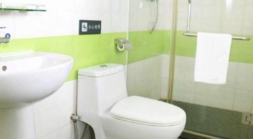 Bilik mandi di 7 Days Inn Dongguan Changping Railway Station