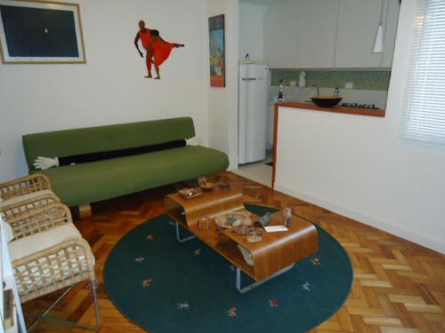 sala de estar con sofá y mesa en Ipanema Sensacional, en Río de Janeiro