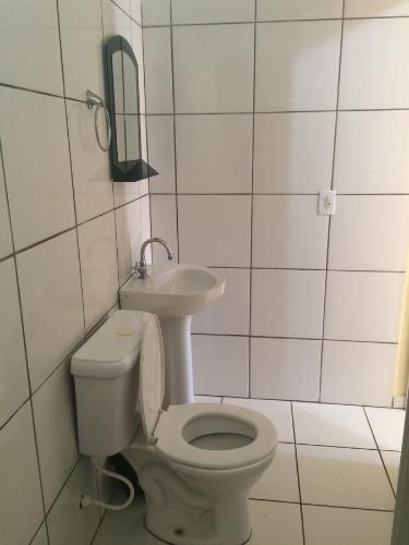 ein Badezimmer mit Toilette und Waschbecken in der Unterkunft Capivari Centro Hotel in Capivari
