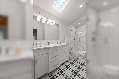 Koupelna v ubytování Home Sweet Gnome - Wooded serenity in Big Canoe