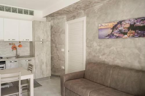 Η κουζίνα ή μικρή κουζίνα στο Appartamento 4 posti letto, vicino al centro e al mare, con terrazza, aria condizionata, parcheggio privato e wifi