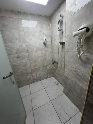 Bilik mandi di City House Hotel