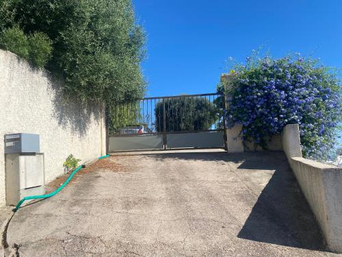 a fence with purple flowers on the side of a building at Meacci in Borgo