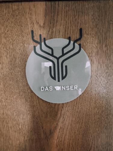a close up of a dass answer sign on a table at Das Luis in Altenmarkt im Pongau