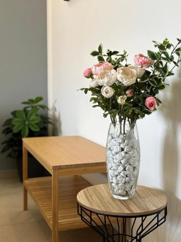 a vase filled with pink roses sitting on a table at Casa MaLù in Aci Bonaccorsi