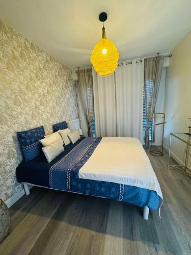 - une chambre avec un grand lit et une lumière jaune dans l'établissement Le 21 Avenue de Champagne, à Épernay