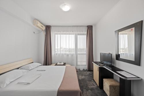 En eller flere senge i et værelse på Hotel Coral