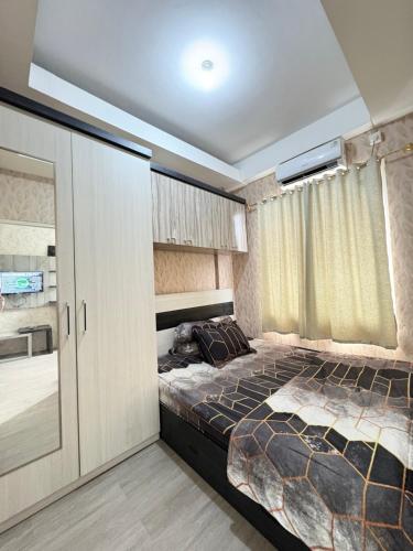 Ένα ή περισσότερα κρεβάτια σε δωμάτιο στο RA Staycation Balikpapan