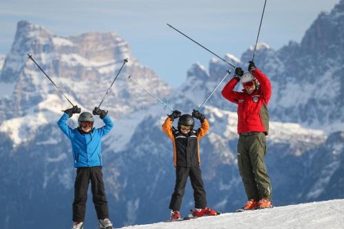 un groupe de trois personnes au sommet d'une montagne enneigée dans l'établissement Hotel Stella Alpina, à Falcade