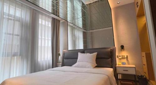 Ένα ή περισσότερα κρεβάτια σε δωμάτιο στο 7 Days Inn Deyang Zhongjiang Kuishan Park