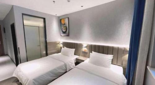 Ένα ή περισσότερα κρεβάτια σε δωμάτιο στο 7 Days Inn Deyang Zhongjiang Kuishan Park