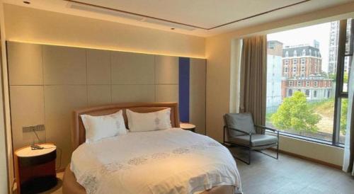 Ένα ή περισσότερα κρεβάτια σε δωμάτιο στο 7 Days Inn Deyang Zhongjiang Kuishan Park