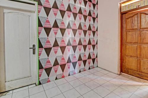 a room with a door and a wall at OYO 92759 Penginapan Piji Kembar in Tawangmangu