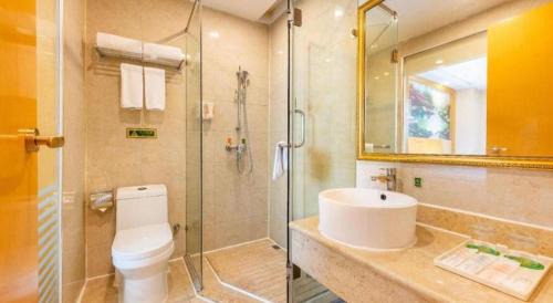 un bagno con lavandino, doccia e WC di Vienna 3 Best Hotel Shenzhen Bantian Guangya Park Metro Station a Shenzhen