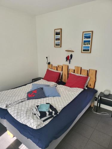Una cama o camas en una habitación de Strandhuset i Abbekås