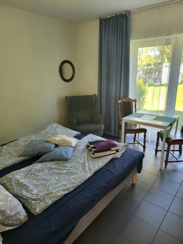 Postel nebo postele na pokoji v ubytování Strandhuset i Abbekås