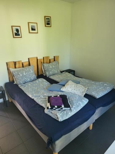 Una cama o camas en una habitación de Strandhuset i Abbekås