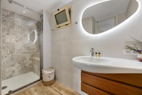 Un baño blanco con lavabo y ducha. en Villa Mi Rancho Vue mer - Wifi, Parking, Jardin, en Villefranche-sur-Mer
