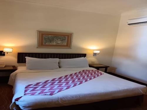 Кровать или кровати в номере Capital O 91179 Geopark Village Boutique Hotel