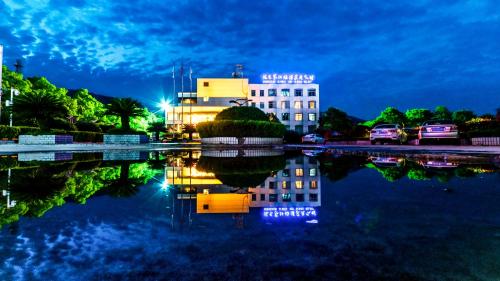 ホテルの近くを流れる川の景色