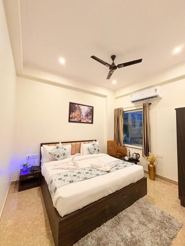 a bedroom with a bed and a ceiling fan at Hotel Kings Inn in Jaipur