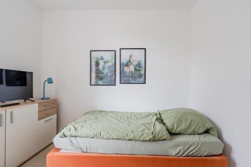 a bedroom with a bed and two pictures on the wall at Modernes Apartmenthotel in Gotha in Gotha
