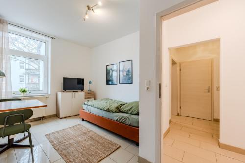 a bedroom with a bed and a desk and a window at Modernes Apartmenthotel in Gotha in Gotha