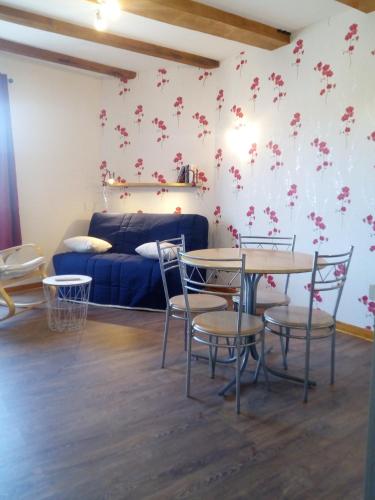 Ruang duduk di La Maison en Cézallier - Poppies
