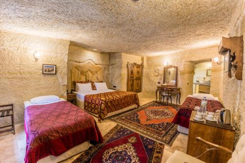 Una cama o camas en una habitación de Phocas Cave Suites