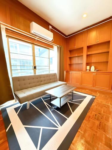 a living room with a couch and a table at Stay On Sukhumvit Soi 11 สเตย์ออน สุขุมวิท 11 in Makkasan