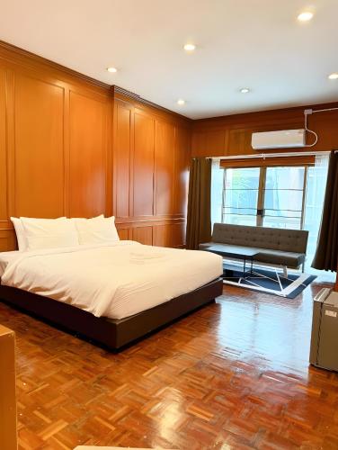 a bedroom with a bed and a bench in it at Stay On Sukhumvit Soi 11 สเตย์ออน สุขุมวิท 11 in Makkasan