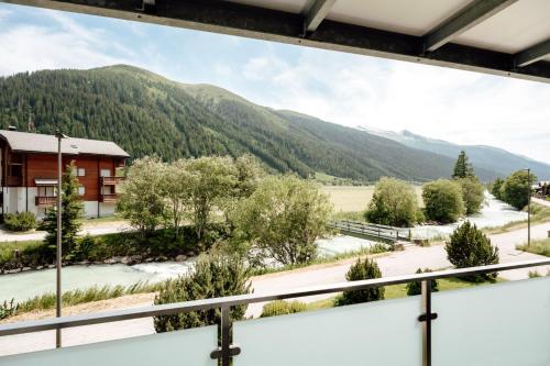 オーバーヴァルトにあるHotel Furkaの山のある家のバルコニーからの眺め